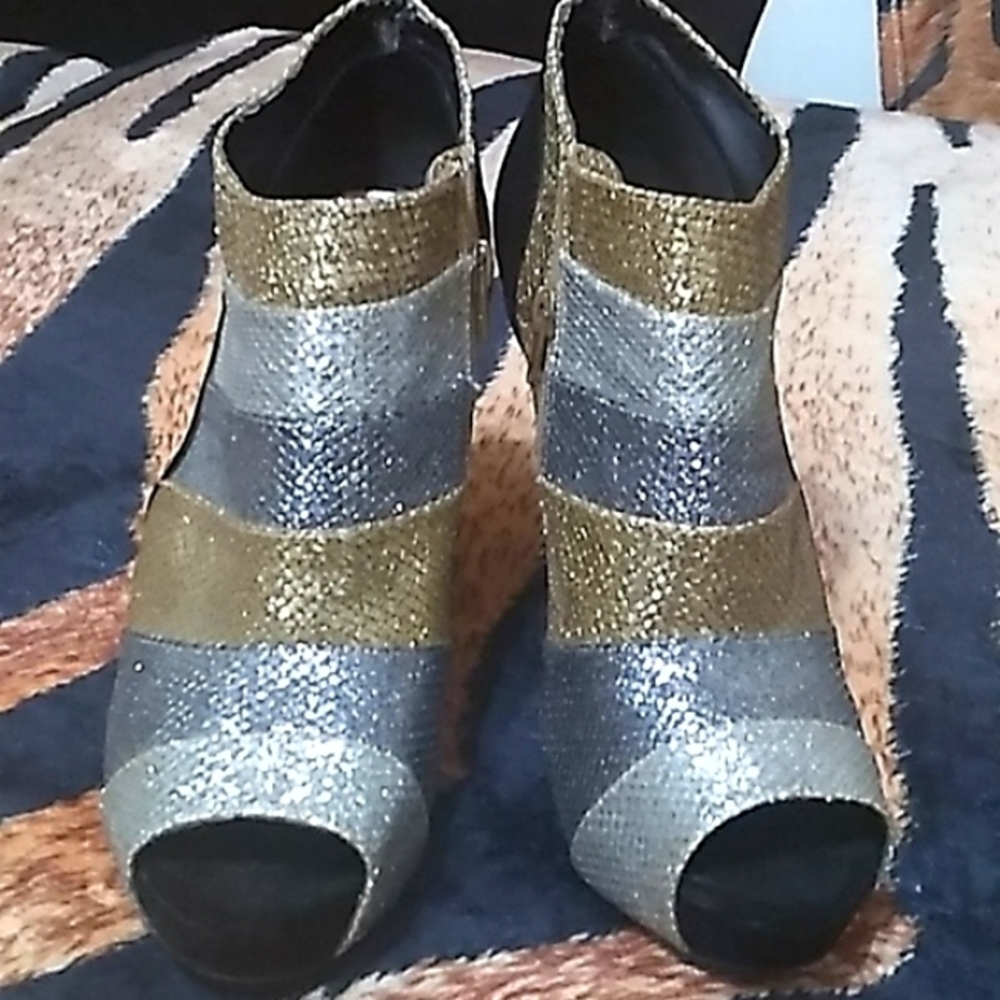 Black, Gold, Silver, and Black Ice shimmery high heels - Size 10!